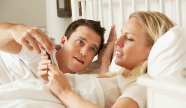 Νέα έρευνα: Το κινητό βλάπτει σοβαρά τη σχέση