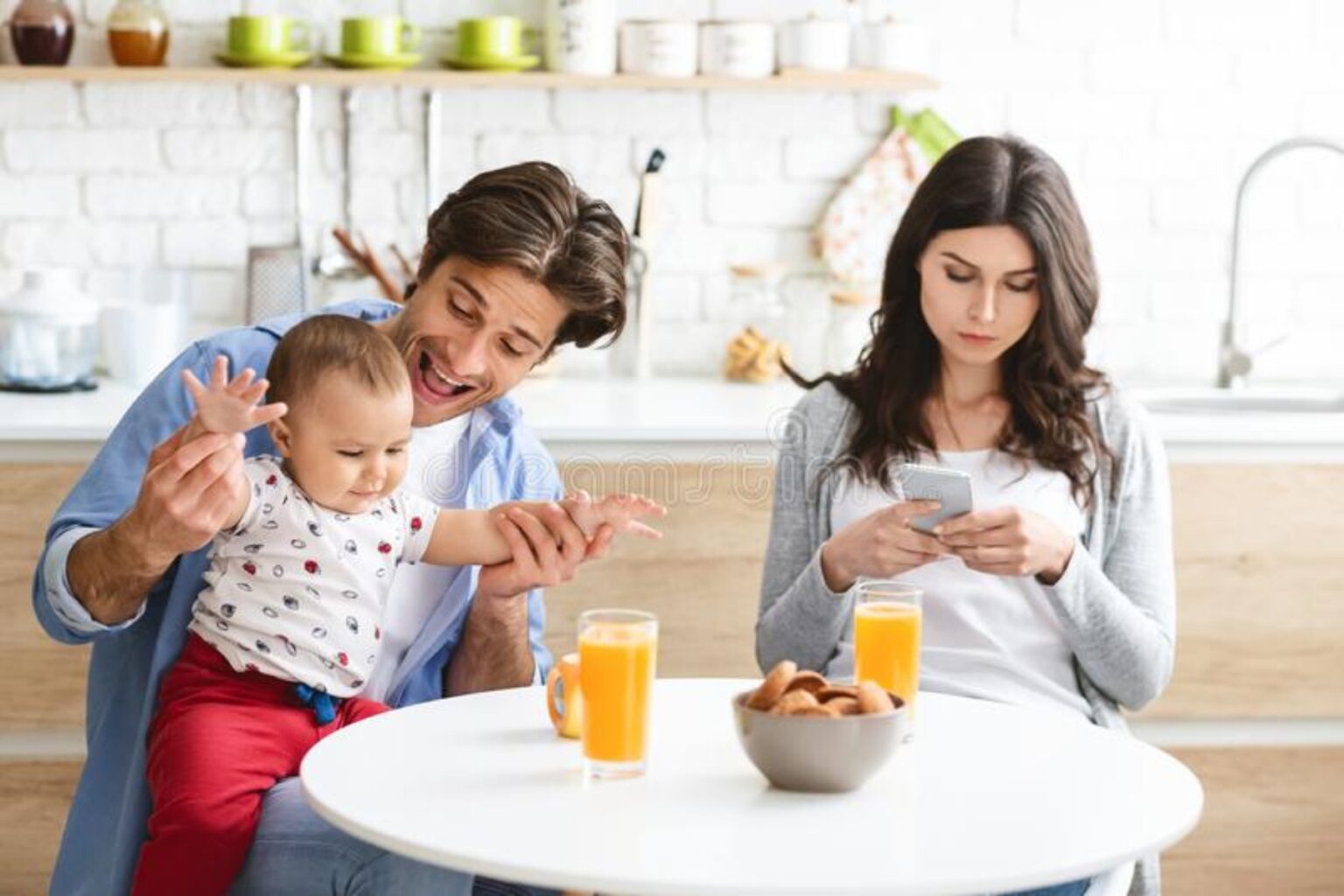 Phubbing: Τι είναι το phone snubbing και γιατί να το αποφύγετε πάση θυσία;