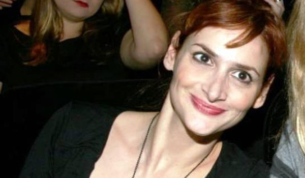 Μαρία Κωνσταντάκη: «Αυτοπυροβολήθηκα» στη σκηνή – Το τραύμα που έδειξε η ηθοποιός  