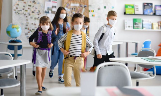 Κορονοϊός: Μεγαλύτερος κίνδυνος για τα παιδιά του δημοτικού να μολυνθούν στο σπίτι παρά στο σχολείο