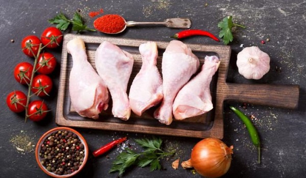 Ωμό κοτόπουλο: Οκτώ λάθη που βάζουν σε κίνδυνο την υγεία σας