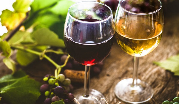 Λευκό ή κόκκινο κρασί: Τι προσφέρει το καθένα στην υγεία σας