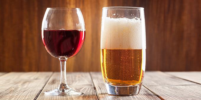 Μπύρα vs κρασί: Ποιο είναι πιο υγιεινό;