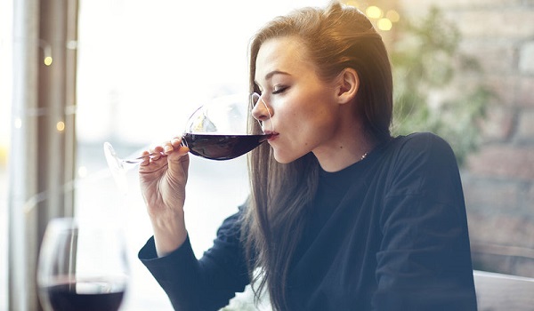Συμβουλές για να πίνετε κρασί και να παραμείνετε αδύνατοι