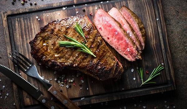 Κόκκινο κρέας και μακροζωία: Τα οφέλη και οι πιθανοί κίνδυνοι από την κατανάλωσή του