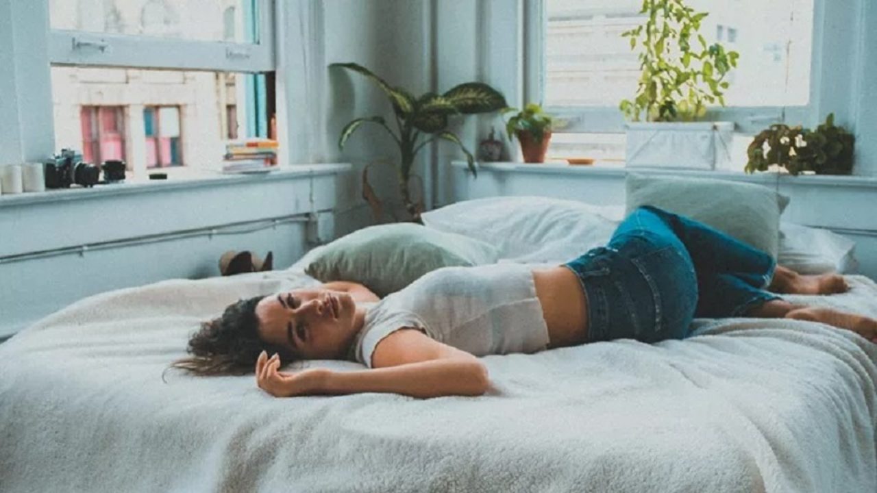 Ξαπλώνετε με τα ρούχα στο κρεβάτι; Από τι κινδυνεύετε