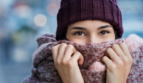 Κρυώνετε διαρκώς; Tα πιθανά προβλήματα υγείας που πρέπει να προσέξετε