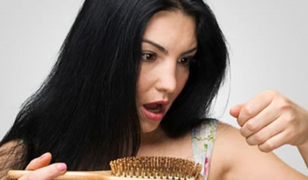 Απώλεια μαλλιών: Τρεις φυσικές θεραπείες που πρέπει να δοκιμάσεις