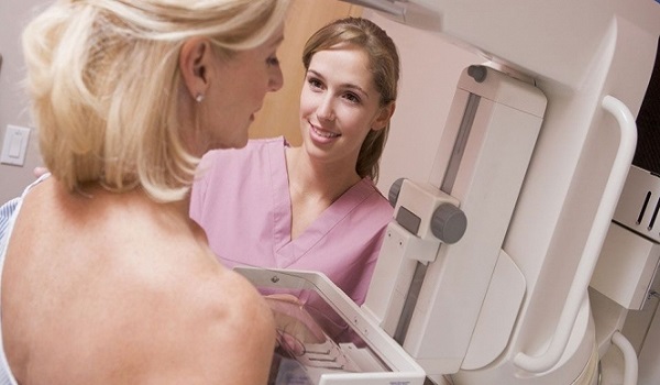 Ποιες γυναίκες πρέπει να κάνουν συχνότερα μαστογραφία