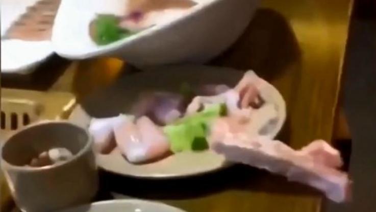 Το βίντεο με τις 14 εκατ. προβολές – Κομμένο κρέας κουνιέται και χοροπηδάει από το πιάτο