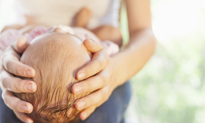 Επικίνδυνο το απότομο τράνταγμα του μωρού – Τι ΠΡΕΠΕΙ να γνωρίζουμε όλοι