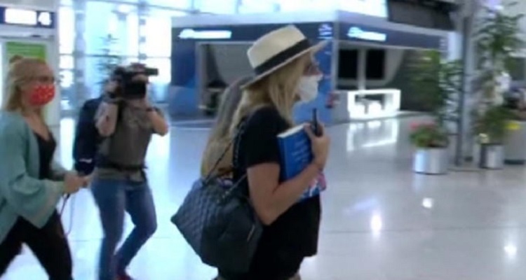 Η Τζένη Μπαλατσινού με φουσκωμένη κοιλίτσα στο αεροδρόμιο