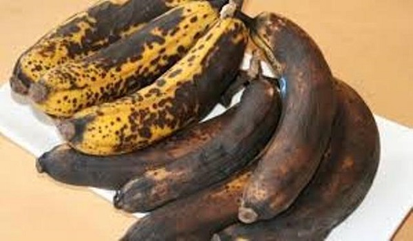 Αυτό είναι το κόλπο για να μην μαυρίζουν οι μπανάνες