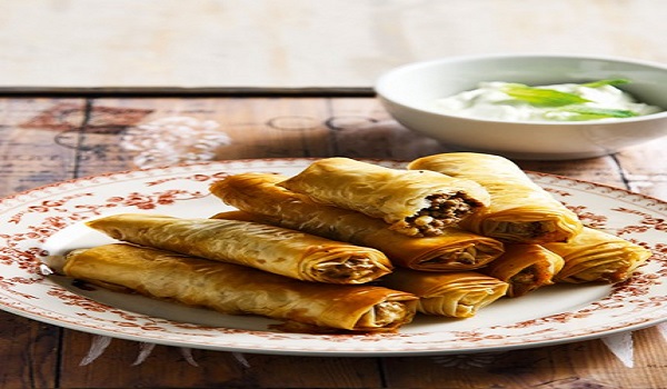 Μπουρεκάκια με πικάντικο κιμά και δροσερή sauce γιαουρτιού