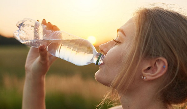 Ρύθμιση σακχάρου: Πόσο νερό πρέπει να πίνετε