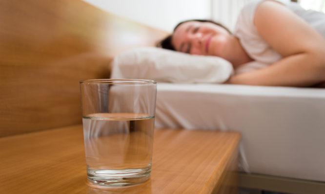 Γιατί δεν πρέπει να πίνεις το νερό που αφήνεις δίπλα στο κρεβάτι σου