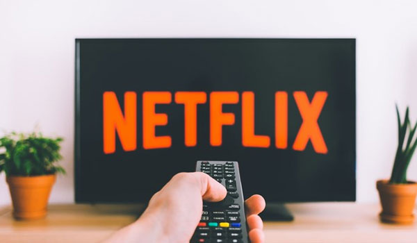 Netflix: Αυτές είναι οι 10 καλύτερες ταινίες και σειρές που αξίζει να δείτε