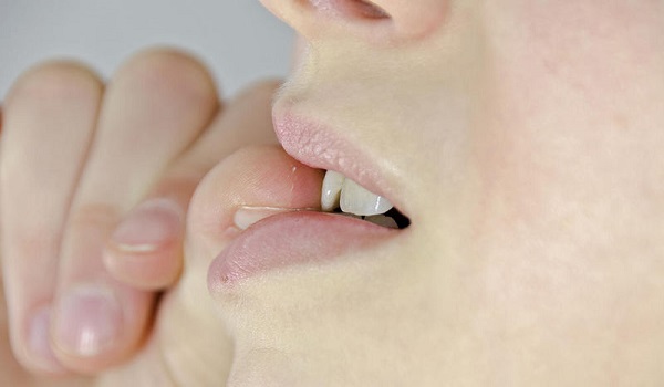 Τρώτε τα νύχια σας; Οι 7 κίνδυνοι για την υγεία σας