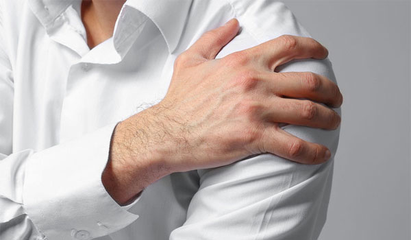 Πόνος στον ώμο: Με ποια μορφή καρκίνου συνδέεται