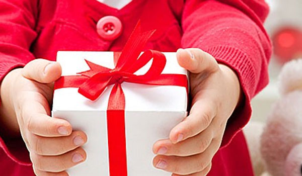 Xριστούγεννα: Πώς επηρεάζονται τα παιδιά και ζητούν πολλά δώρα