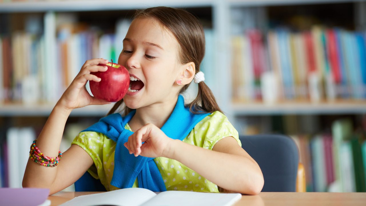 Παιδί και παχυσαρκία: Πόσα φρούτα και λαχανικά πρέπει να τρώει την ημέρα -Οδηγίες του ΠΟΥ