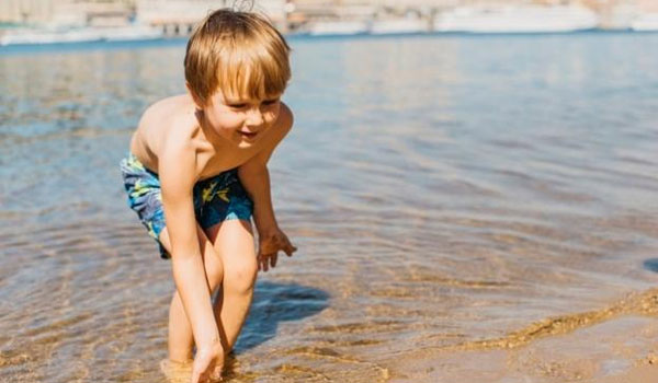 Να μπει το παιδί στην θάλασσα μετά το φαγητό; Δείτε ποια είναι η αλήθεια