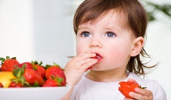 Πώς θα καταλάβω ότι το παιδί μου είναι αλλεργικό σε μια τροφή;
