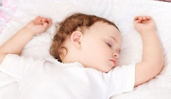 Ποια είναι η κατάλληλη ηλικία για να κοιμάται το παιδί σας με μαξιλάρι