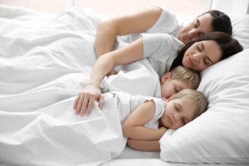 Μέχρι πότε μπορεί ένα παιδί να κοιμάται με τους γονείς του;
