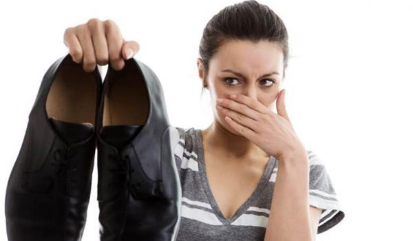 Παπούτσια που μυρίζουν άσχημα: Έξι εύκολες και γρήγορες λύσεις