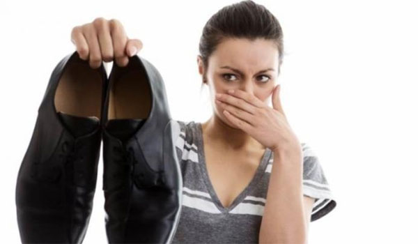 Παπούτσια που μυρίζουν: Πώς να απομακρύνετε τις οσμές γρήγορα και ανέξοδα με φυσικό τρόπο