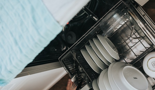 Πρέπει να ξεπλένουμε τα πιάτα πριν το πλυντήριο; Απλές συμβουλές για οικιακές συσκευές