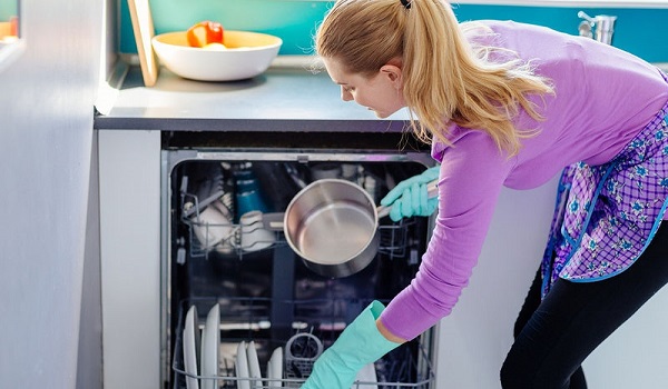 Πλύσιμο πιάτων: Το λάθος που κάνετε πριν τα βάλετε στο πλυντήριο