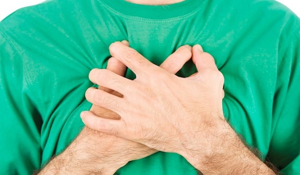 Πόνος στο στήθος: Πότε οφείλεται σε πρόβλημα στην καρδιά