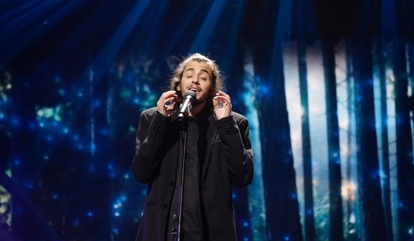 Eurovision 2017: Συνεχίζεται το μυστήριο με την υγεία του νικητή. Τι έκρυβε κάτω από το σακάκι του;