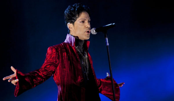 Σε δημοπρασία ρούχα και προσωπικά αντικείμενα του Prince
