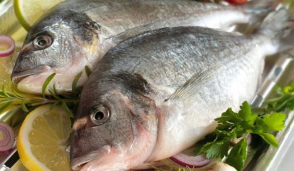 Να τι πρέπει να φάτε εάν κολλήσει κόκαλο από ψάρι στο λαιμό σας