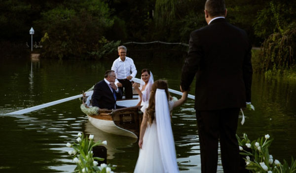 Nέες φωτογραφίες από τον παραμυθένιο γάμο Ρέμου - Μπόσνιακ