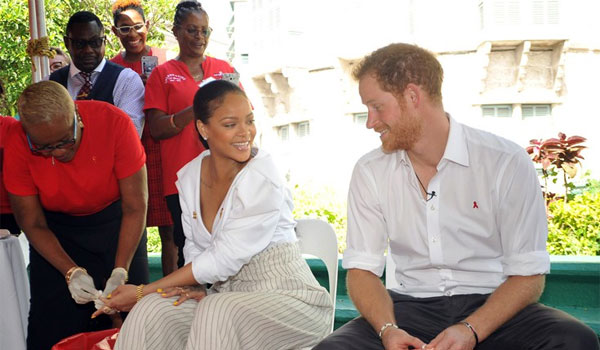 Η πλάκα του πρίγκιπα Χάρι στην Rihanna στην εξέταση για τον ιό του AIDS