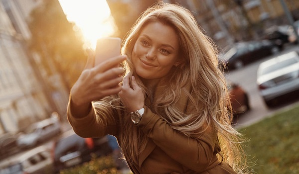 Tρία κόλπα για να βγάζετε καλύτερες selfies