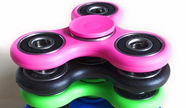 Fidget Spinner: Τι είναι αυτό το νέο παιχνίδι που έχει γίνει μανία;