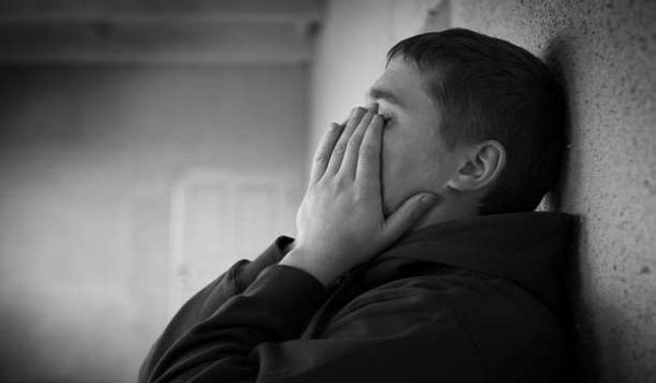 Εάν κάποιος δεν σας αντέχει αλλά το κρύβει, συνήθως θα εμφανίσει αυτές τις 10 συμπεριφορές