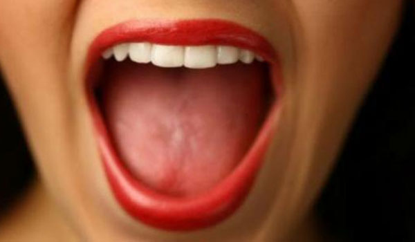 Ο ύπουλος καρκίνος του στόματος. Τα σημάδια που δεν πρέπει να αγνοούν (κυρίως) οι καπνιστές