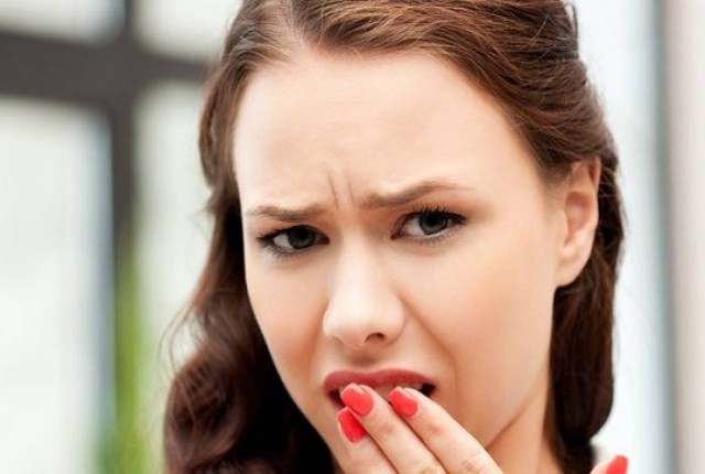 Τρεις τροφές που εξουδετερώνουν την άσχημη μυρωδιά στο στόμα