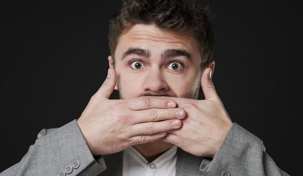 Κακοσμία στόματος: Αίτια και 5 μυστικά για να μην έχετε κακή αναπνοή