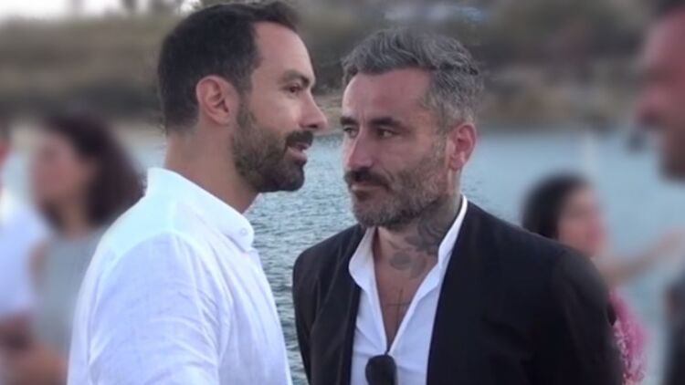 Μύκονος: Σάκης Τανιμανίδης και Γιώργος Μαυρίδης σε μια ζεστή αγκαλιά