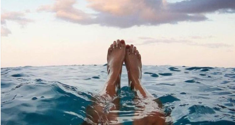 Κράμπα στην θάλασσα: Τι κάνουμε αν μας συμβεί όταν κολυμπάμε