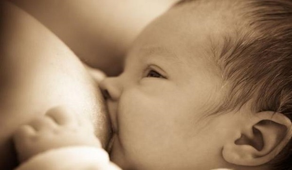 Κορονοϊός - Θηλασμός: Πολύτιμο το μητρικό γάλα για την θωράκιση του νεογέννητου