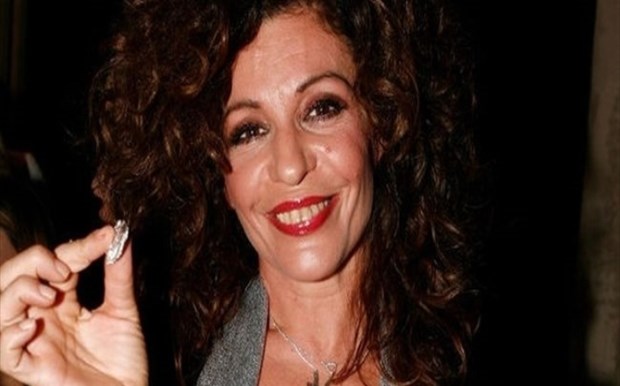 Η ηθοποιός Γαλήνη Τσεβά αγνώριστη με γκρίζα μαλλιά