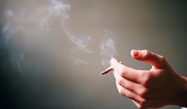 Κορονοϊός: Καπνιστές το 90% των νέων που νοσεί